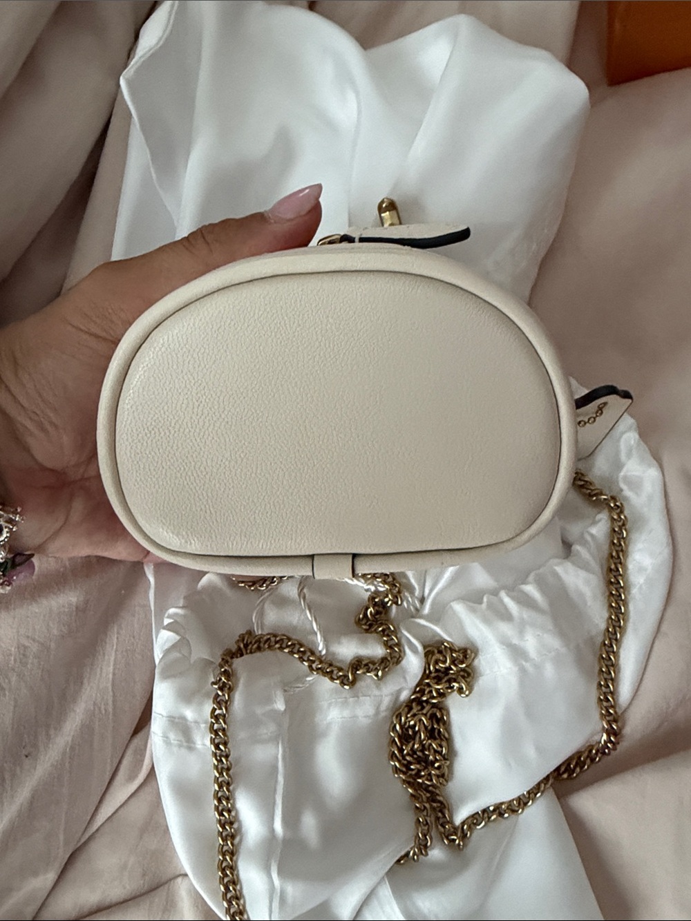 Coach Cream Quilted Leather Crossbody Bag with Gold Chain - Picture 3 of 7
